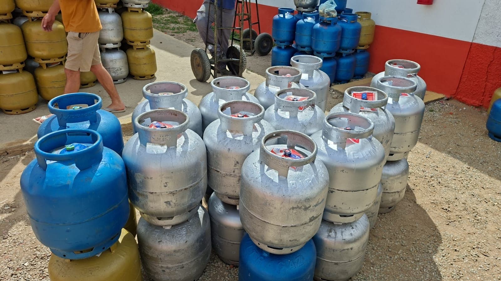 Polícia apreende mais de 200 botijões de gás em depósitos clandestinos