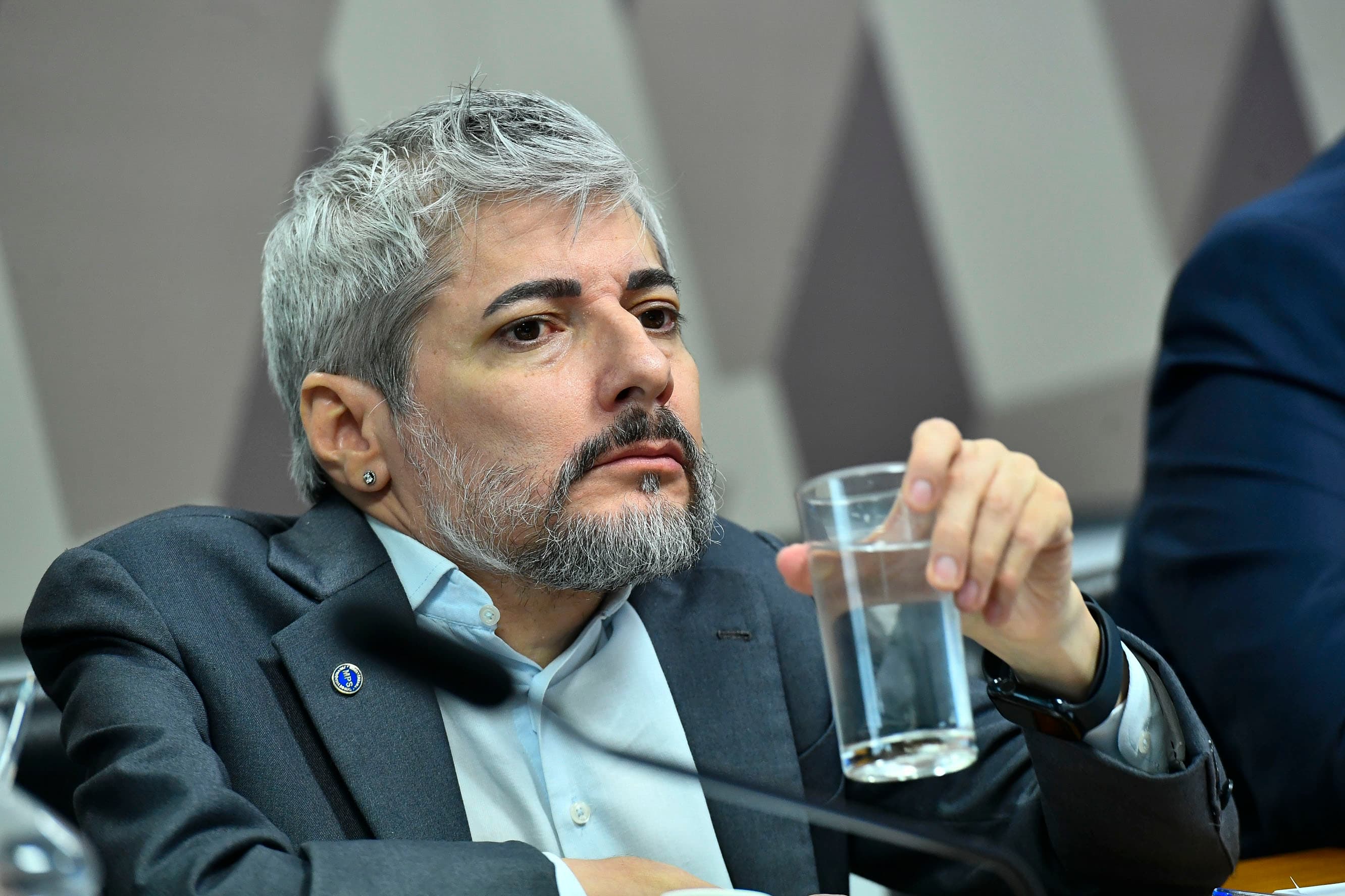 Operação da PF prende secretário e demite número 2 da Previdência