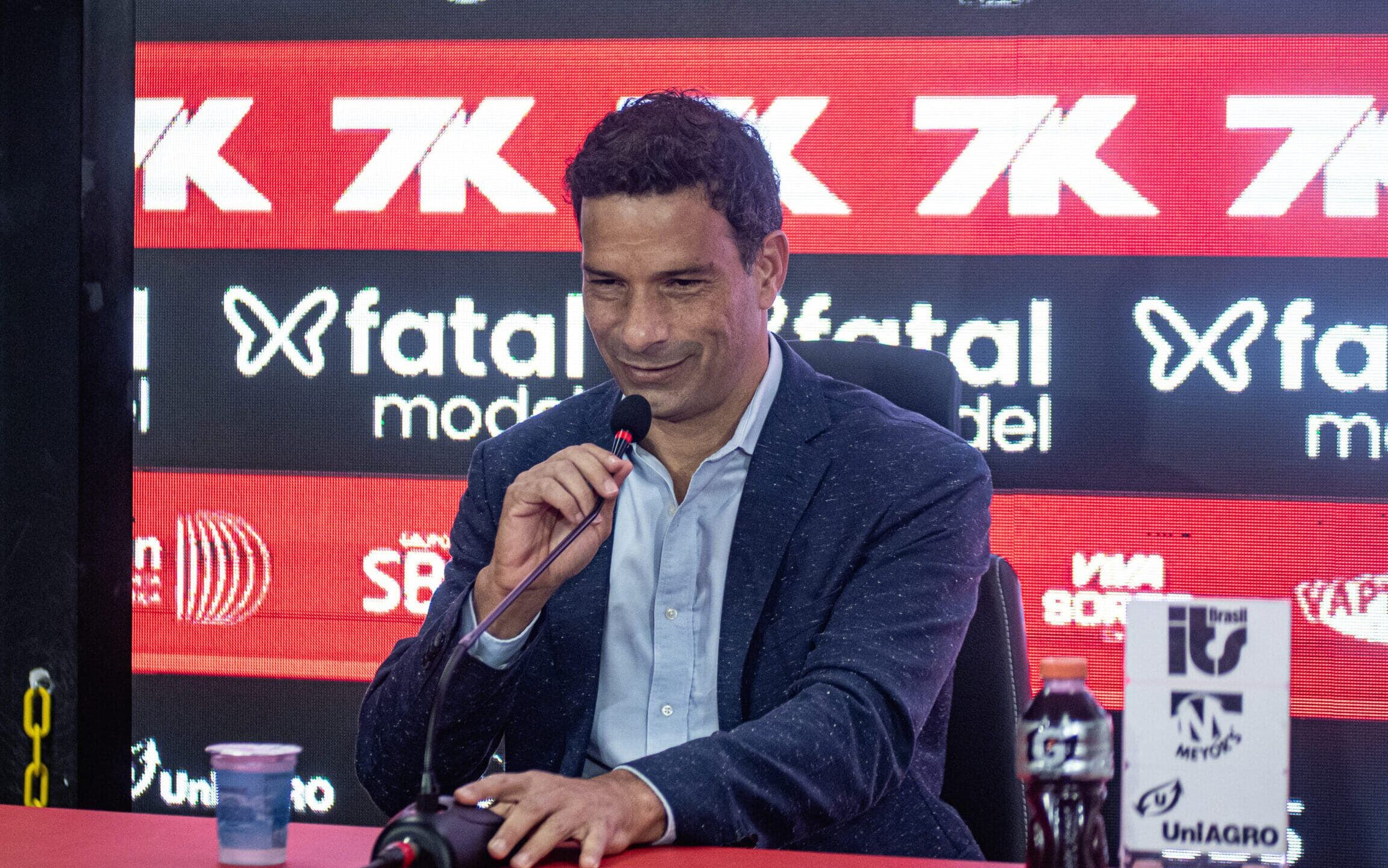 Futuro de Gustavo Vieira no Vitória É Incerto, Diz Fábio Mota