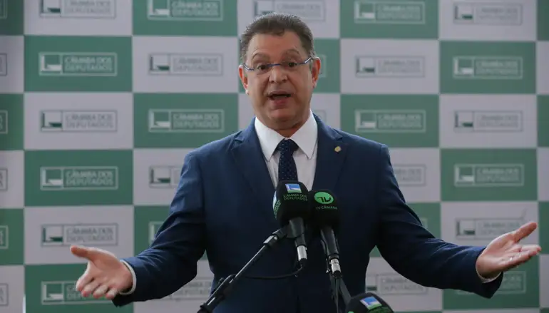 PF encontra R$ 400 mil em casa de líder do PL na Câmara