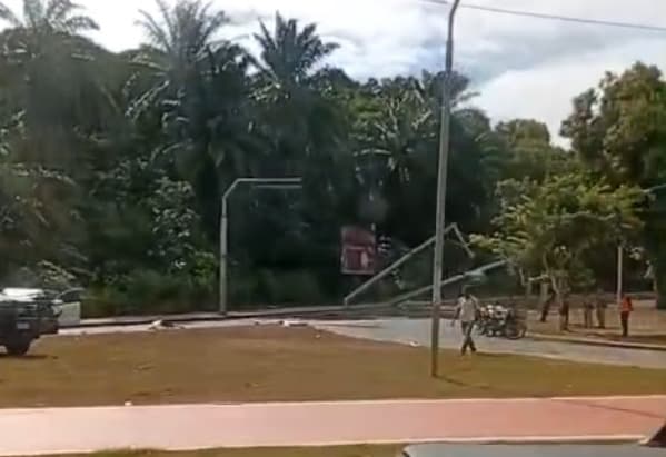 Carro bate em poste, derruba estrutura e mata um na Av. Dorival Caymmi, em Salvador