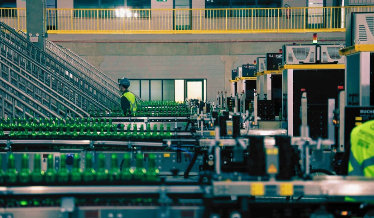 Ambev inaugura megafábrica de vidro no Paraná e cria 400 empregos