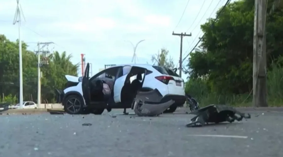 Mulher morre em acidente de carro após sair de bar em Itapuã
