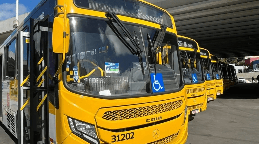 Homem quebra vidros de ônibus após colisão e fere criança em Salvador