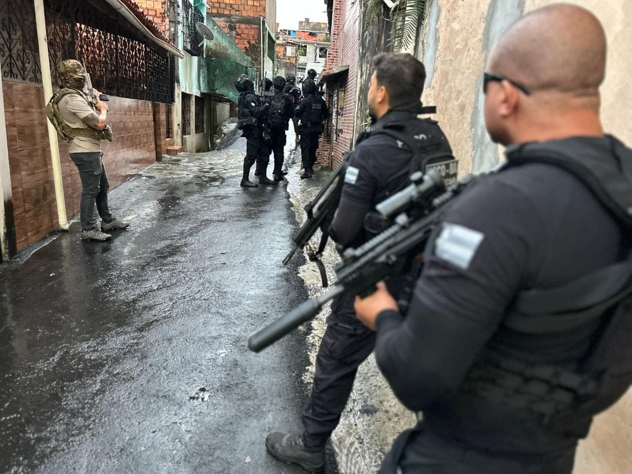 Polícia desarticula depósito de facção carioca em Salvador