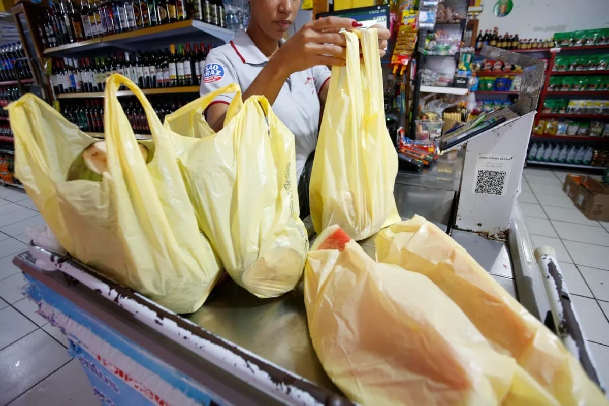 Supermercados em Salvador poderão cobrar por sacolas após decisão do STF