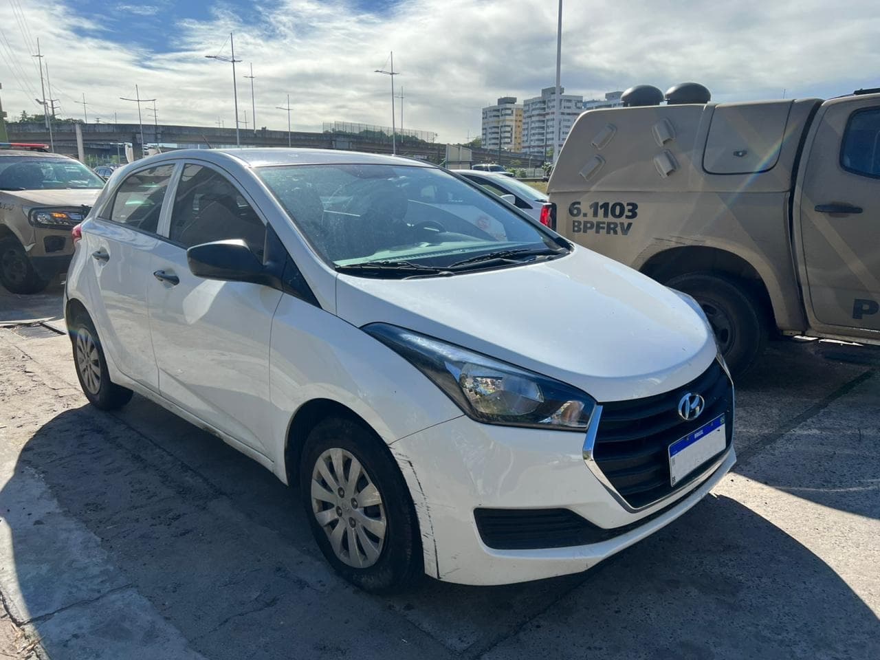 Três homens são presos com carro clonado e arma em Salvador