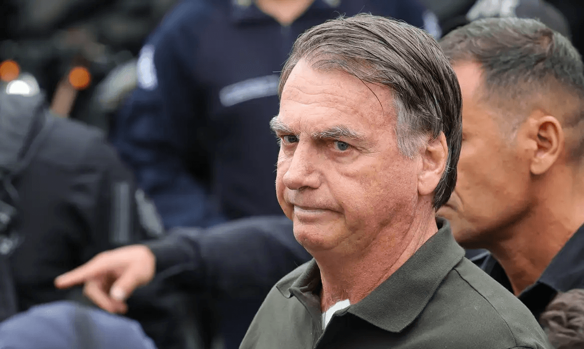 Bolsonaro deixa prisão em Brasília para cirurgia de hérnias