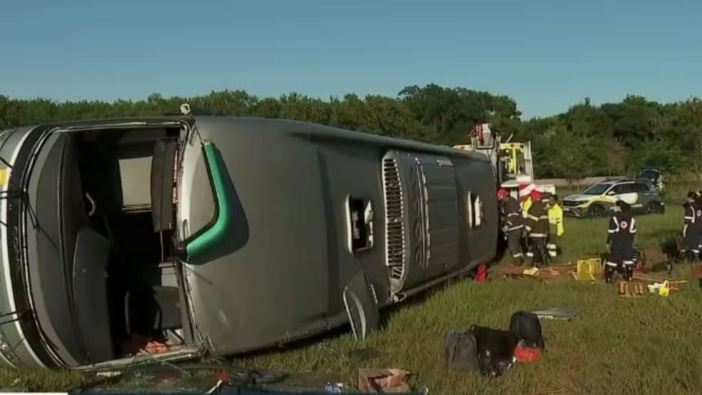 Acidente em Jaboticabal mata criança e mulher e deixa 41 feridos em ônibus