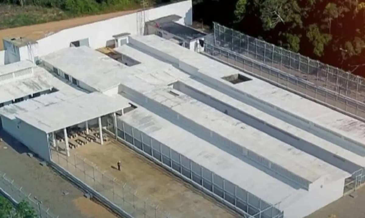 Doze detentos seguem foragidos após fuga em prisão no Amazonas