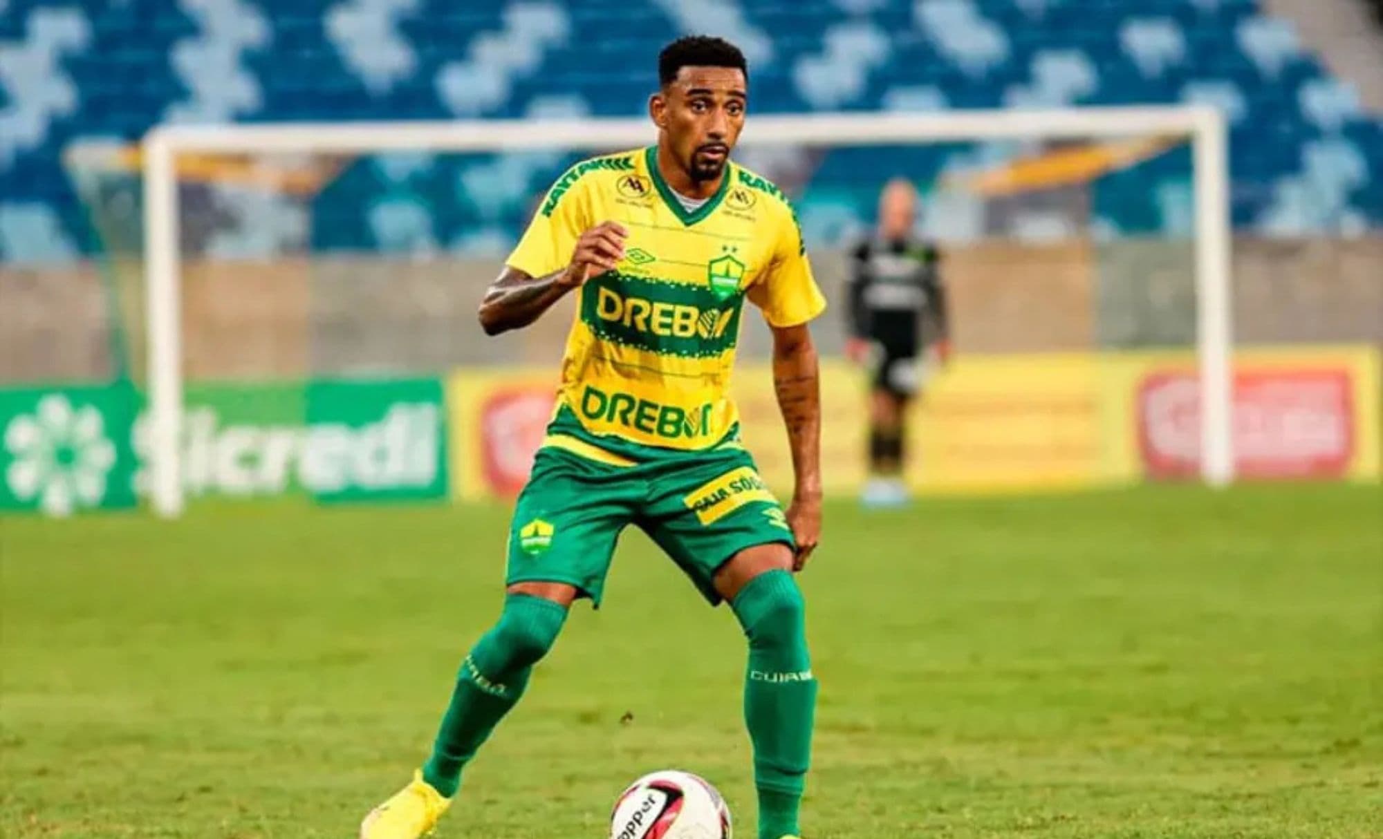 Vitória anuncia Mateusinho, lateral destaque da Série B