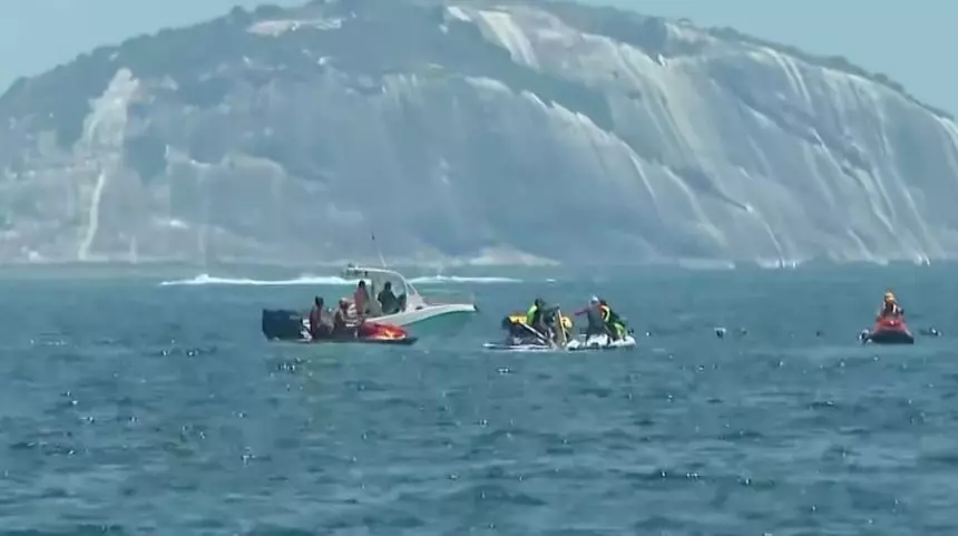 Avião de propaganda cai no mar de Copacabana e piloto desaparece
