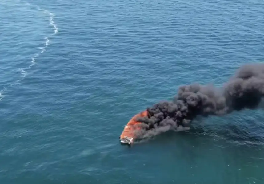 Lancha pega fogo e deixa seis feridos em Angra dos Reis