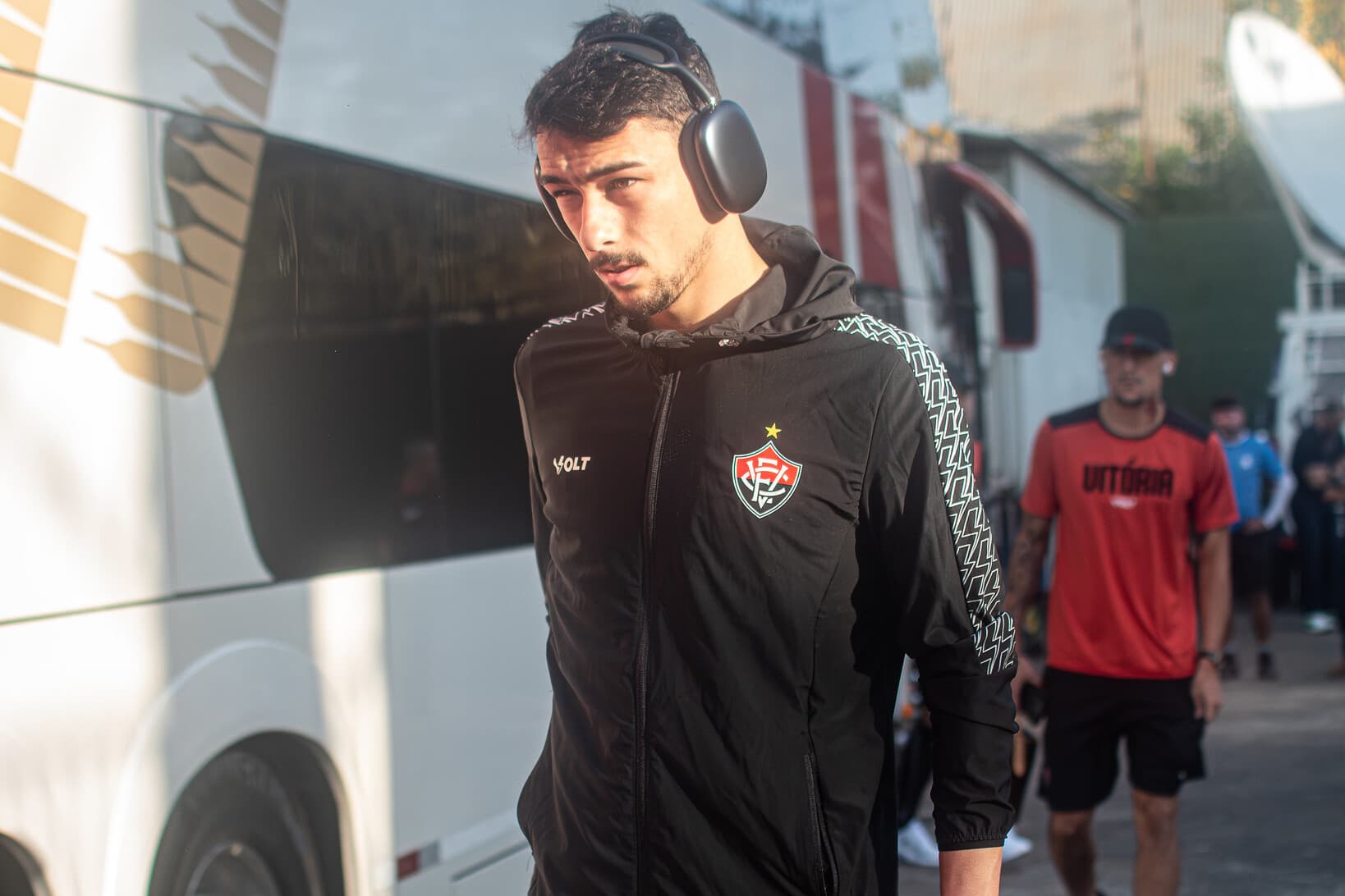 Vitória se reapresenta e comemora volta de Claudinho após grave lesão