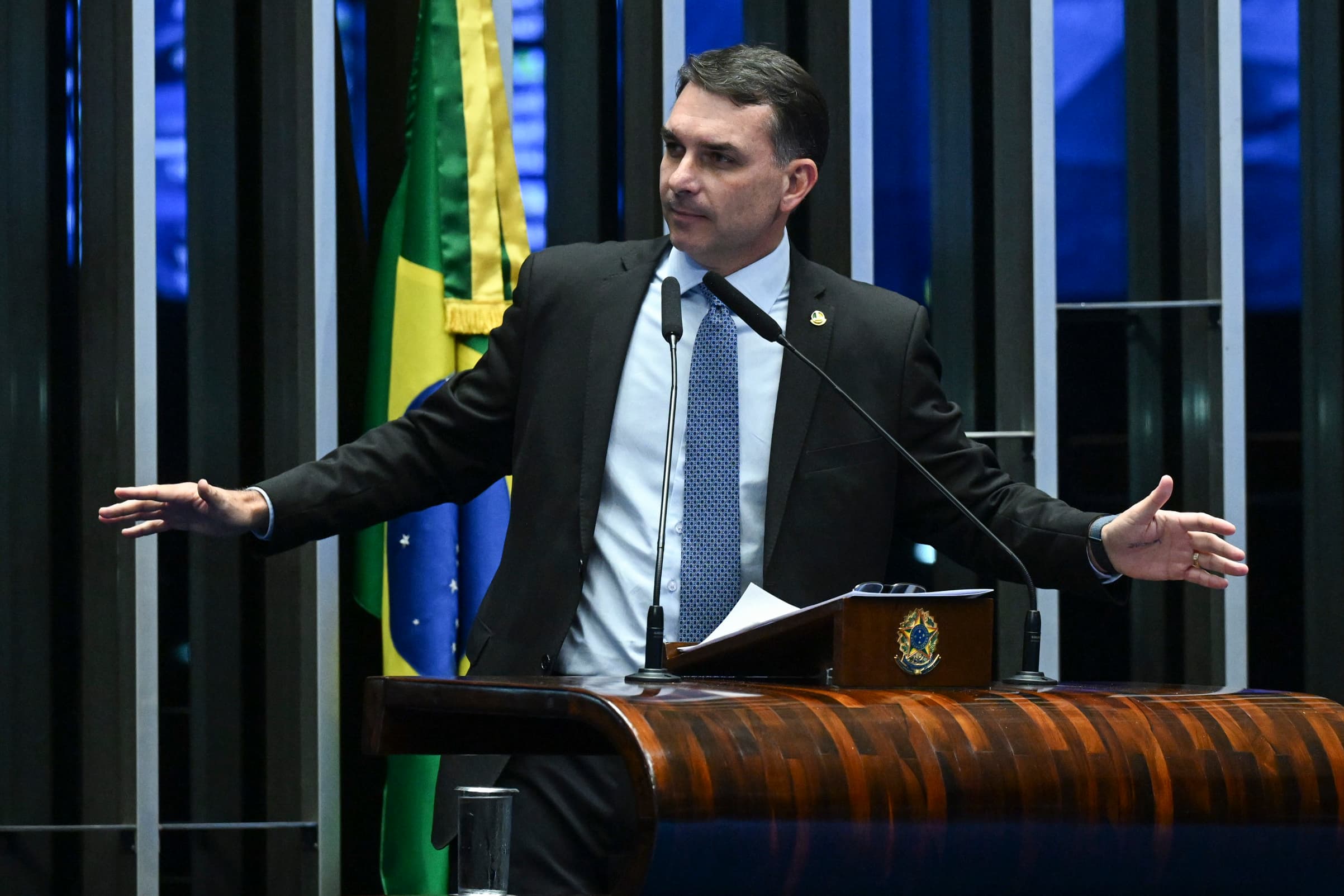 Flávio Bolsonaro se apresenta como 'moderado' e busca apoios para presidência