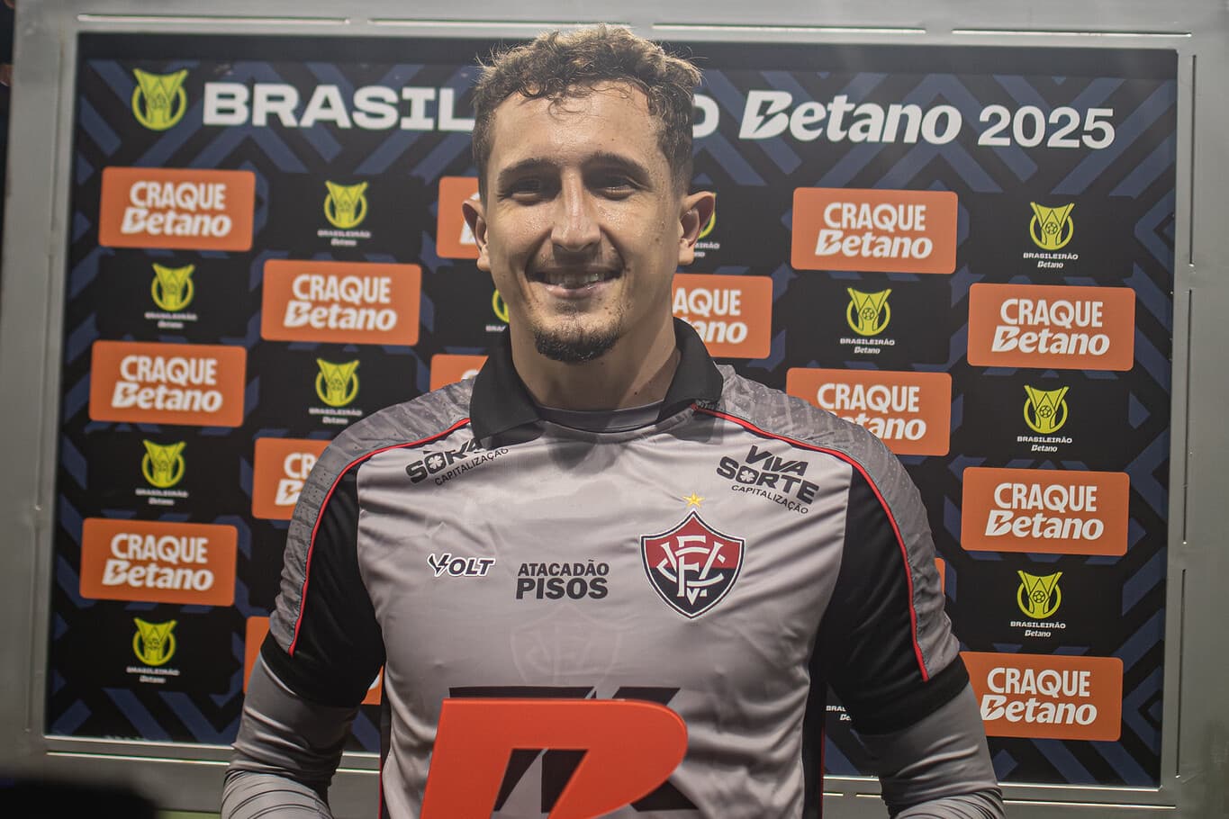 Vitória costura permanência de goleiro e negocia troca com Sport