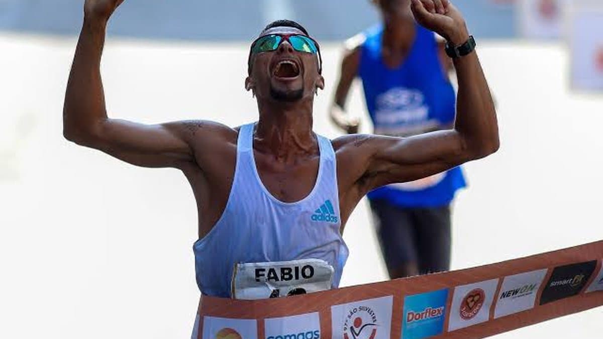 Baiano Fábio Correia faz história com pódio inédito na São Silvestre