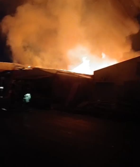 Incêndio Destrói Duas Lojas Durante A Virada do Ano Em Feira De Santana