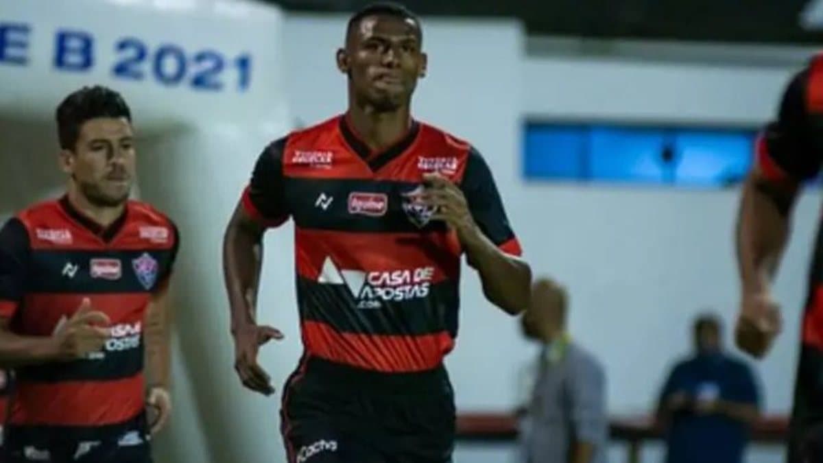 Vitória garante milhões com venda de volante João Pedro para o Japão