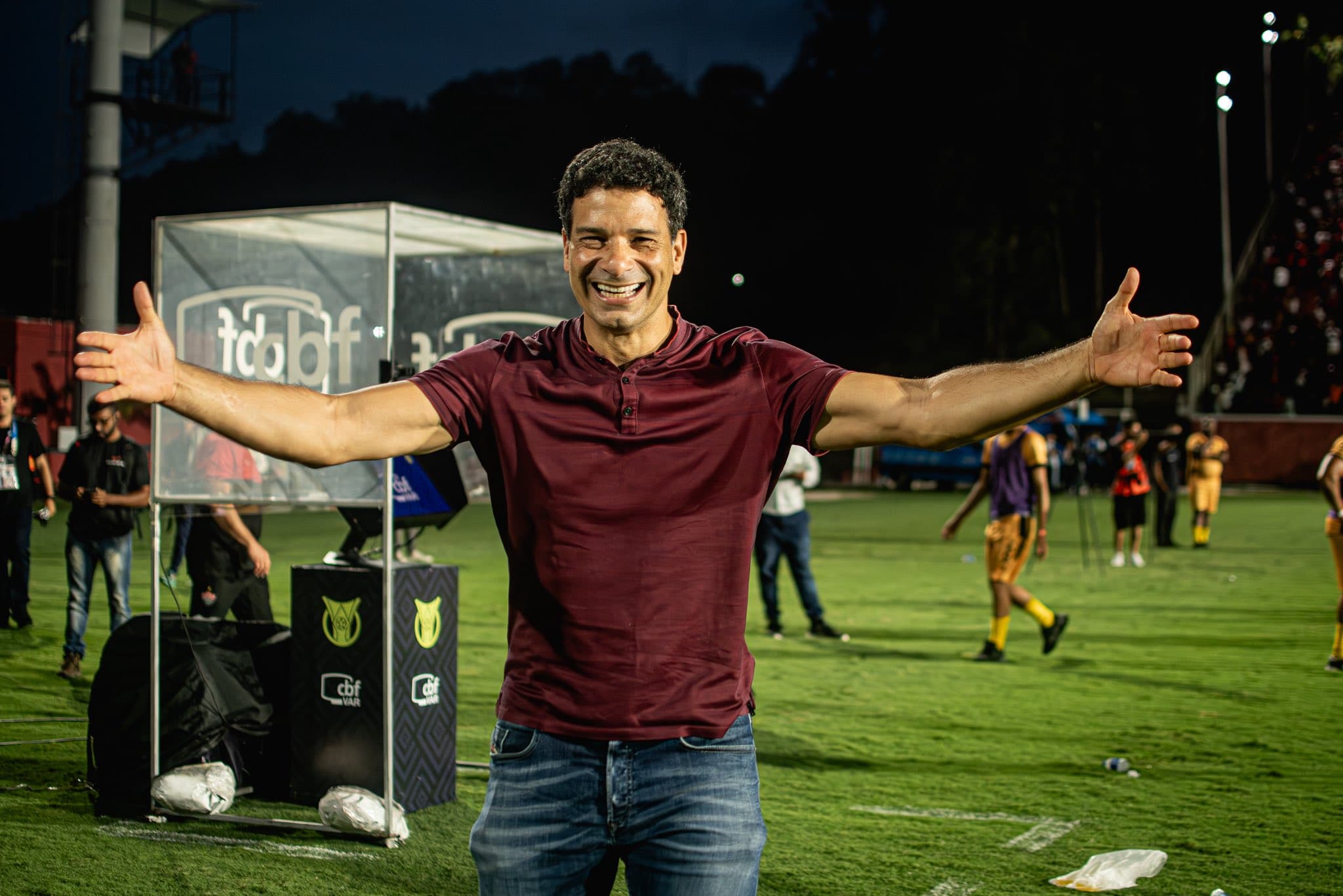 Vitória não renova com Gustavo Vieira e diretor de futebol deixa o clube