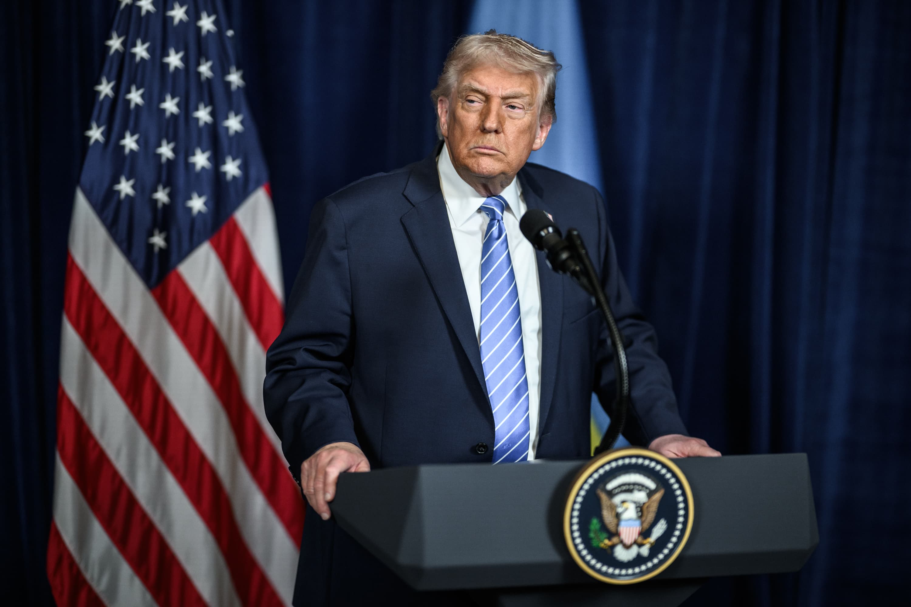 Trump diz que ataque à Venezuela deixou poucos feridos e prendeu Maduro