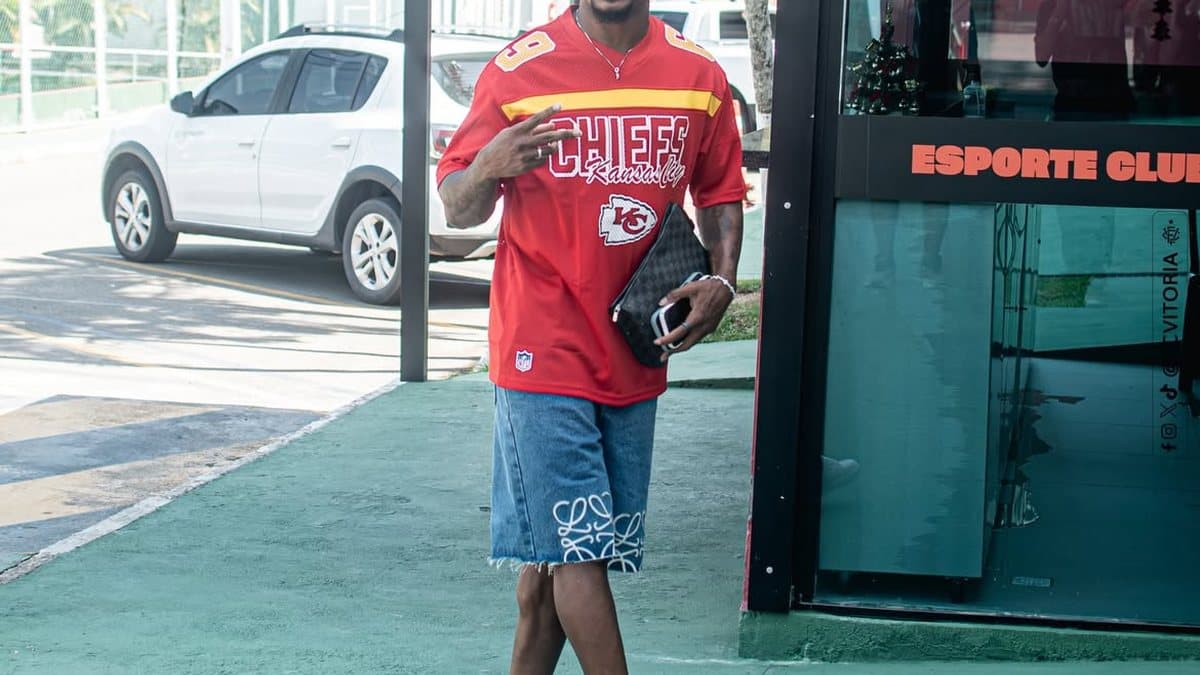 Vitória volta aos treinos com caras novas e foco na temporada 2026