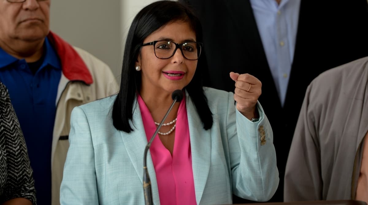 Delcy Rodríguez assume Presidência e EUA de Trump prometem governar Venezuela
