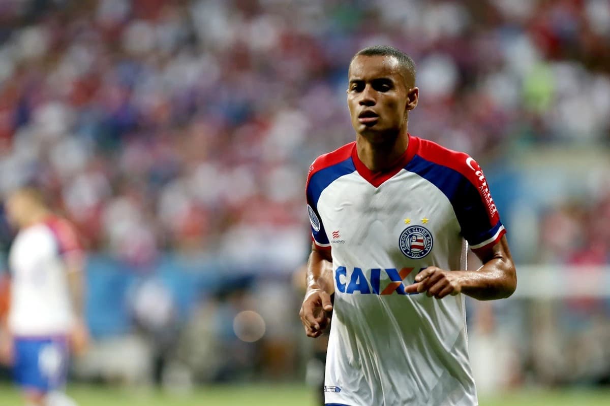 Ex-Bahia Paulinho negocia volta ao futebol brasileiro pela Série A