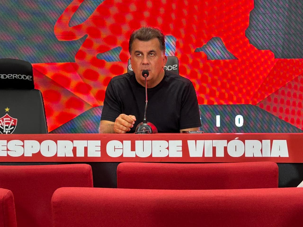Vitória enfrenta mercado difícil e falta de grana para contratações, diz presidente