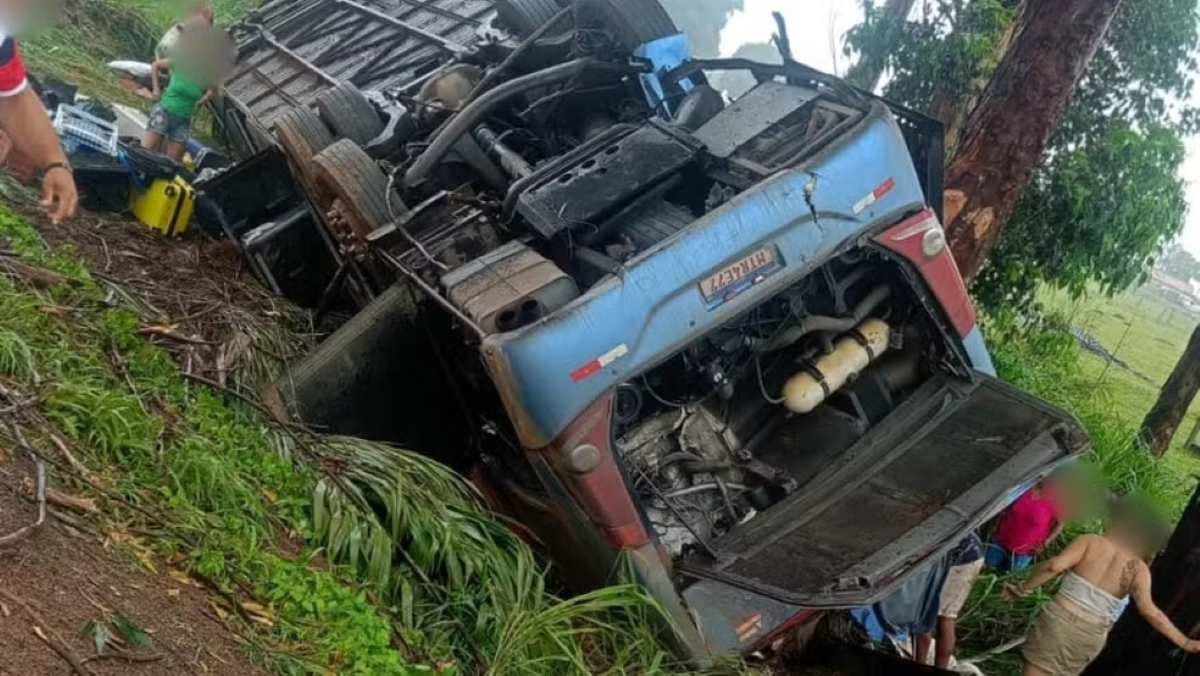Ônibus de excursão capota em Minas Gerais, deixa mortos e feridos