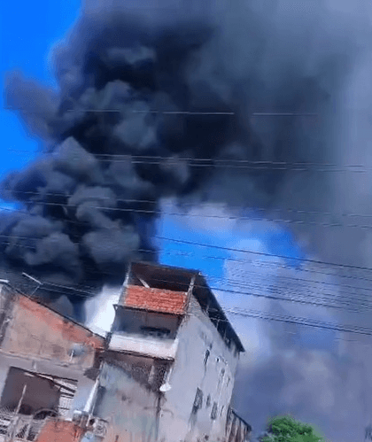 Incêndio atinge oficina no Lobato, em Salvador; ninguém se fere