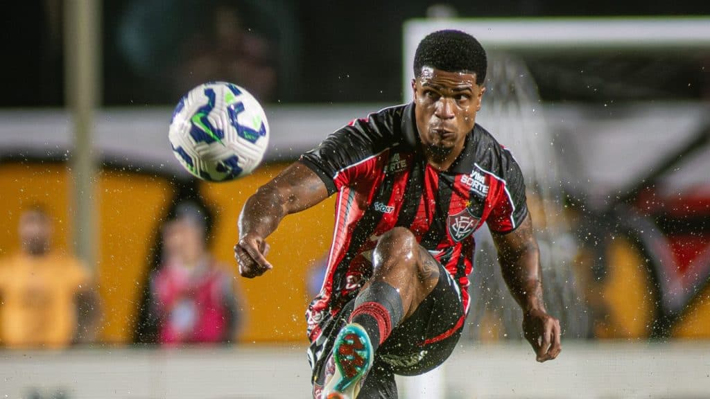 Jamerson volta a campo pelo Vitória após sete meses de lesão