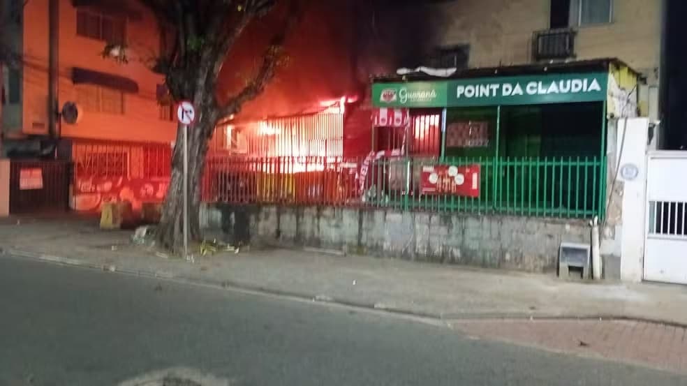 Incêndio destrói depósito de ambulantes na Barra, em Salvador