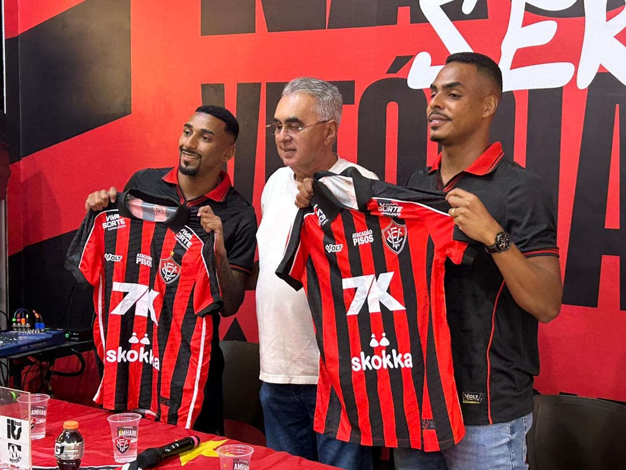 Vitória apresenta Matheus Silva e Caíque Gonçalves como reforços