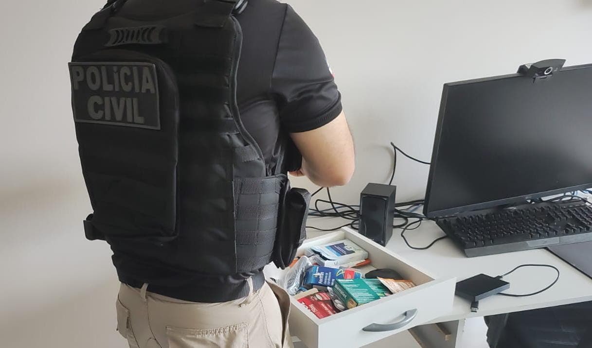 Polícia busca provas em casa de fotógrafo preso por vender nudes em Salvador