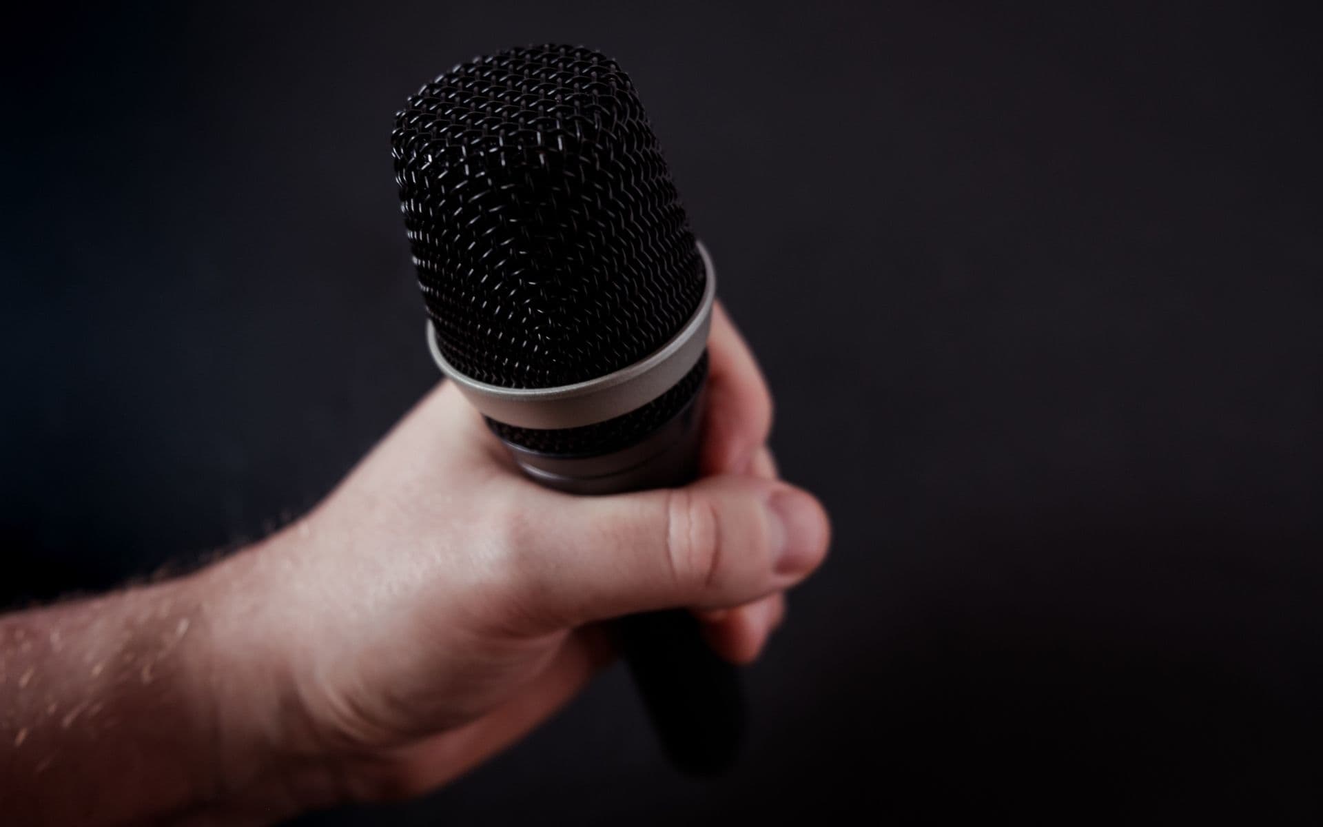 Julio Iglesias é acusado de agressão sexual e tráfico humano por ex-funcionárias