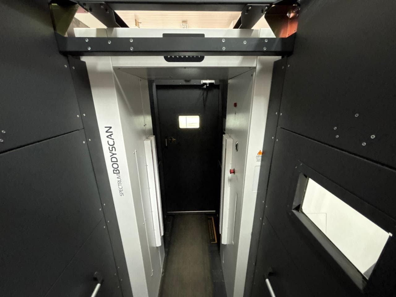 BodyScan impede entrada de mais de 5 kg de drogas e flagra 91 em prisões