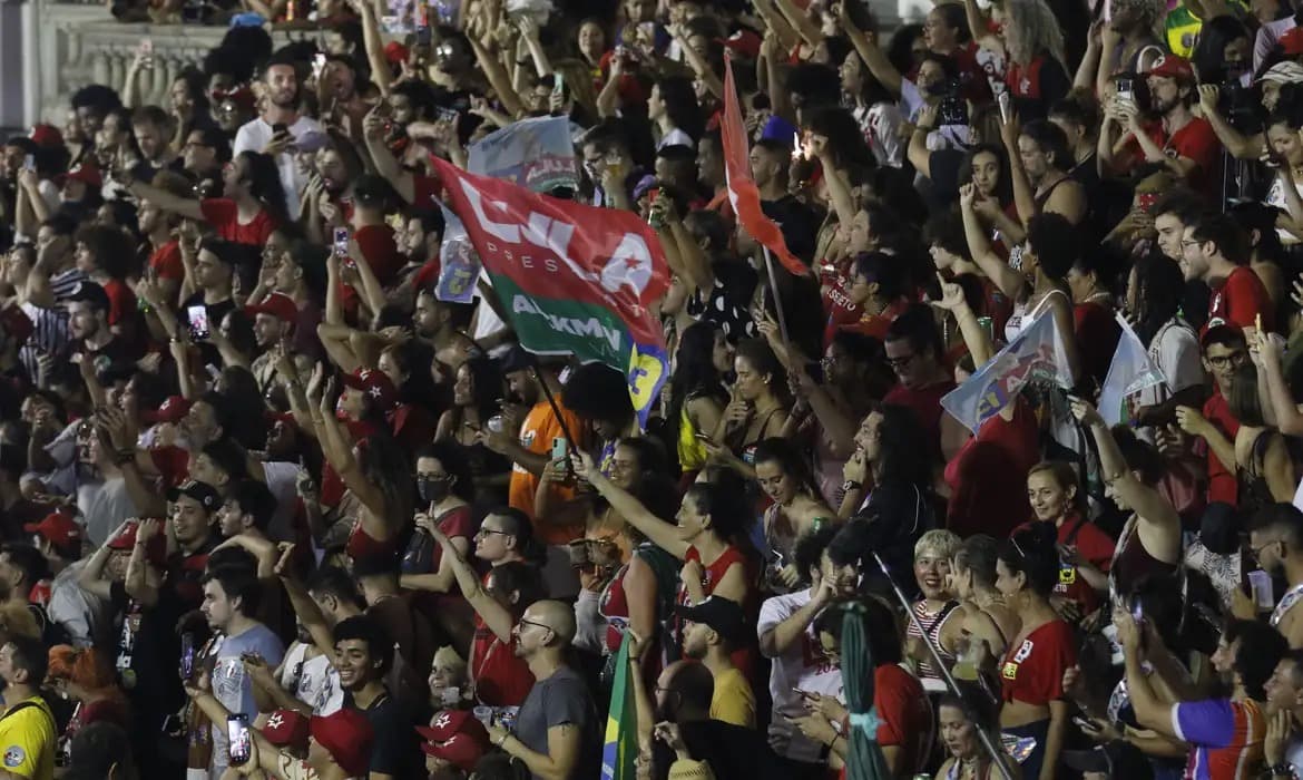 Polarização entre Lula e Bolsonaro molda futuro das eleições, diz especialista