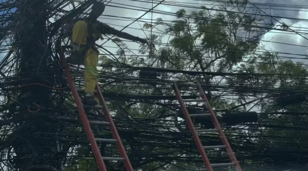 Técnico de internet sofre choque elétrico grave em poste de Salvador