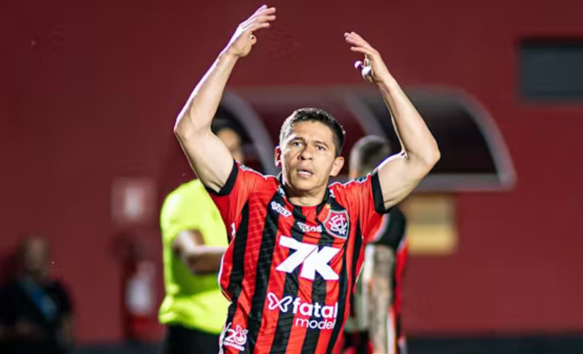 Osvaldo renova com o Vitória até 2026; clube planeja transição de carreira