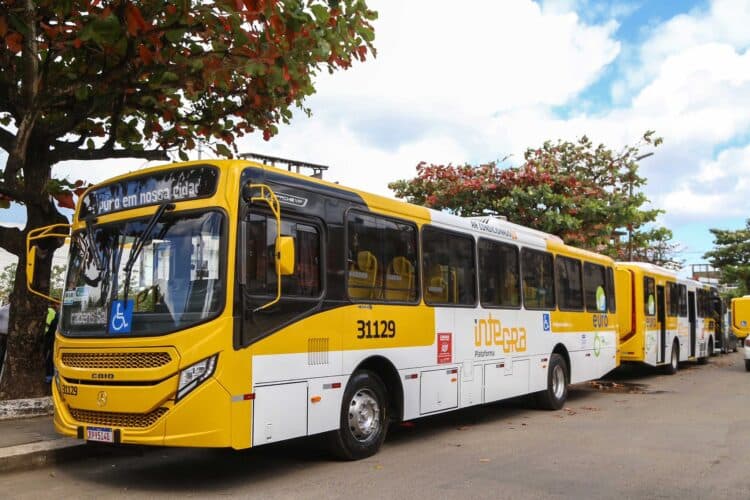 Prefeitura de Salvador assina contrato para compra de 226 novos ônibus