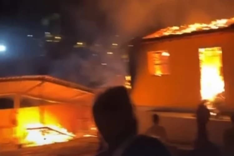 Incêndio assusta moradores e atinge área perto da prefeitura em Macaúbas