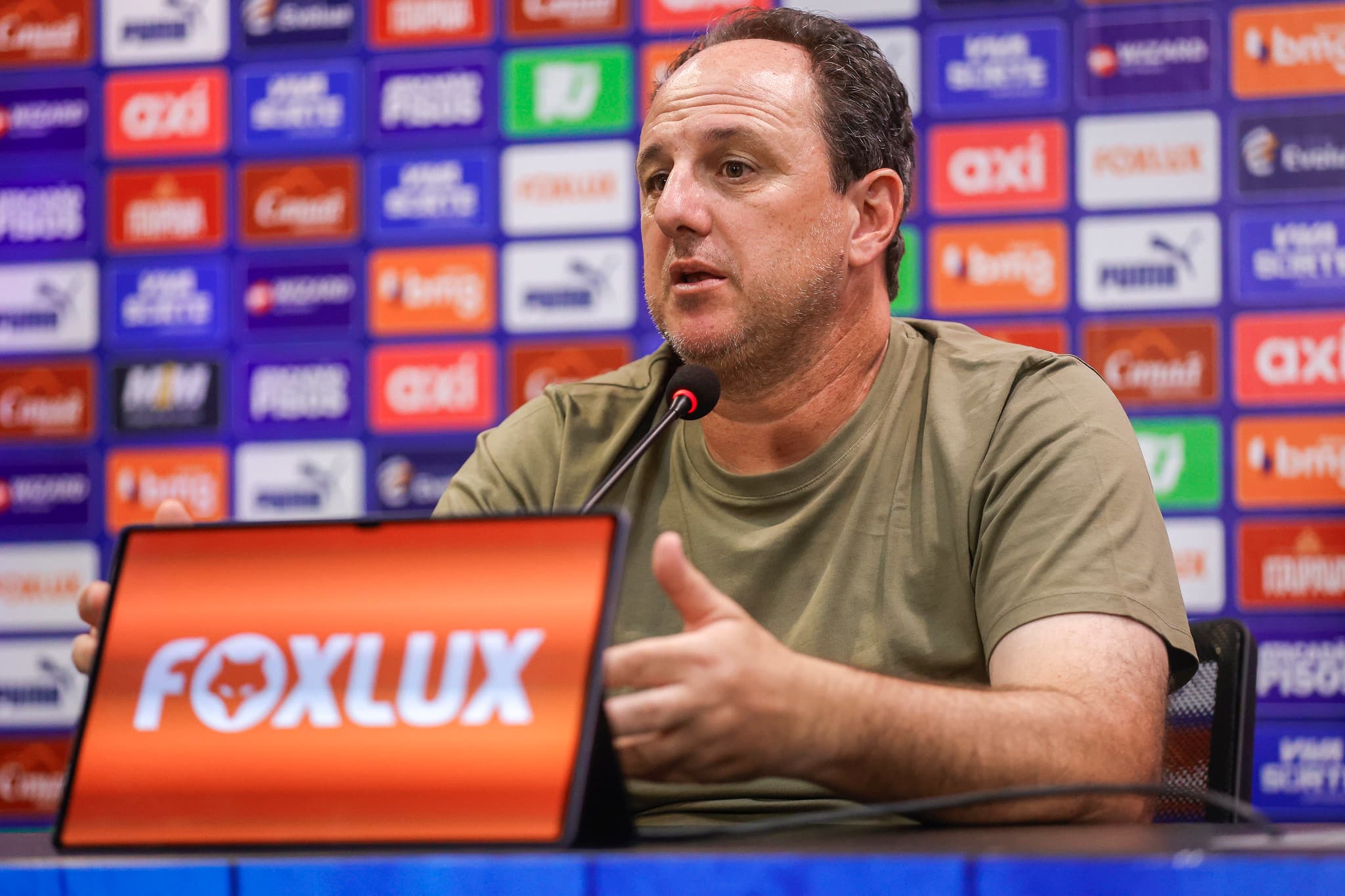 Ceni elogia Román e detalha rodízio no Bahia após vitória