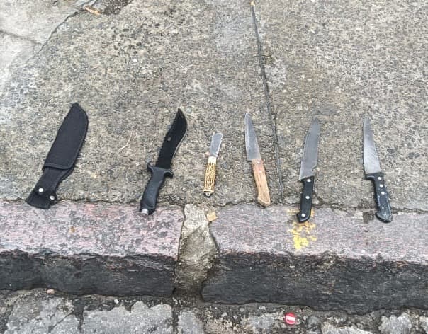 Polícia apreende facas e canivete após denúncia em Tororó