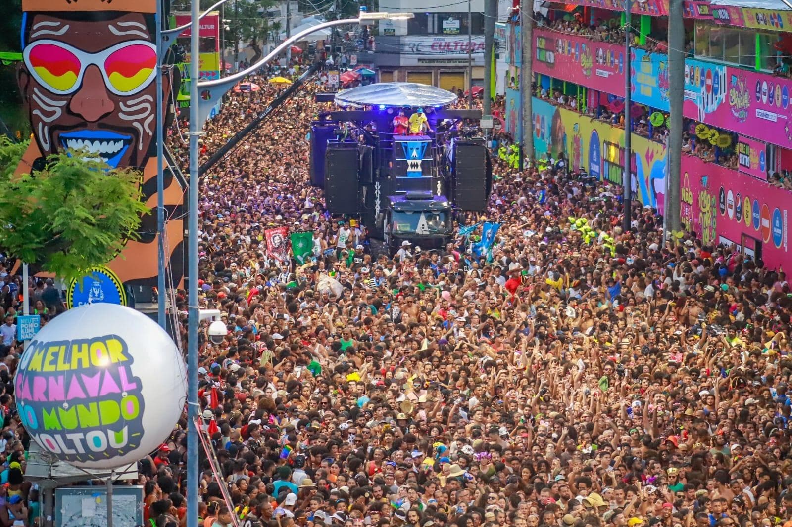 BaianaSystem em camarote de Salvador divide opiniões sobre a essência do Carnaval