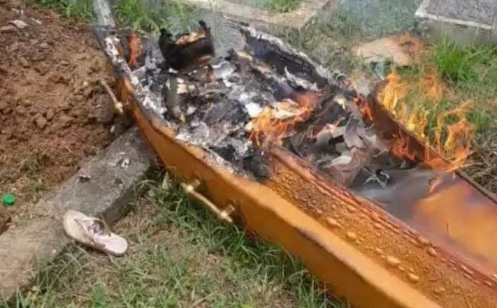 Criminosos incendeiam caixão de rival em cemitério da Bahia