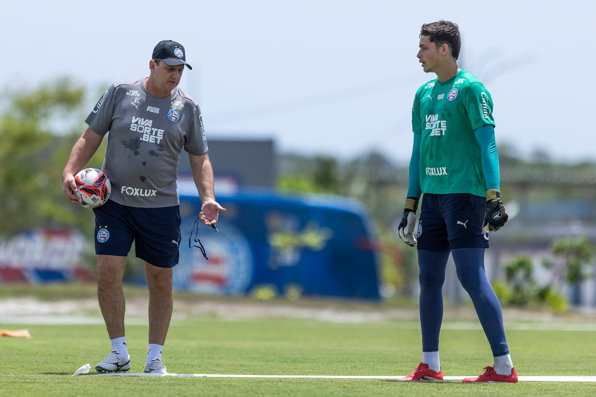 Kike Olivera treina com elenco e fica à disposição para estreia no Bahia