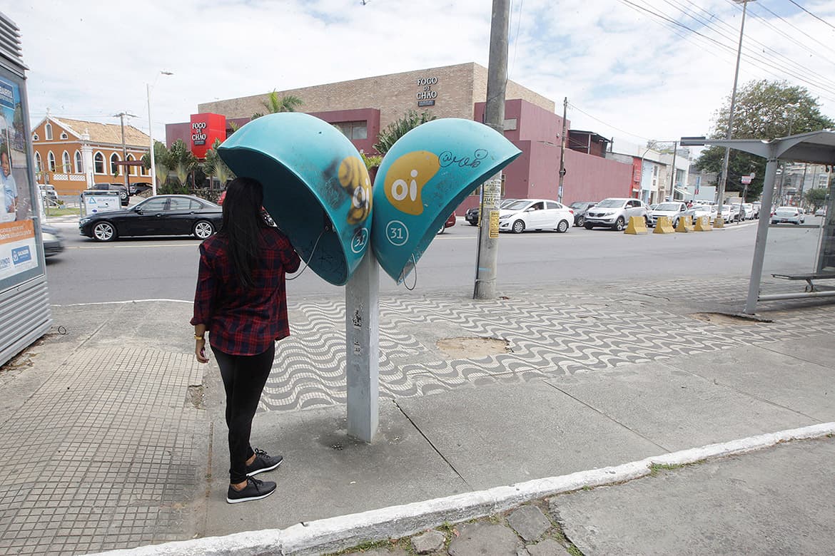 Orelhões dizem adeus às calçadas brasileiras após décadas de história