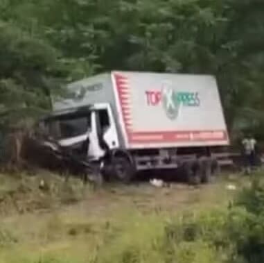 Jovem Morre Atropelada ao Tentar Saquear Carga na BR-116, na Bahia