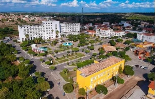 TCM apura compra de R$ 823 mil em livros por prefeitura de Caldas de Cipó